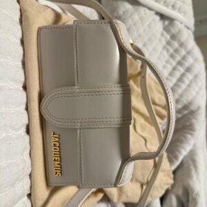 The lady's cross-body bag is a Montan bag.